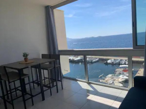 Studio les pieds dans l'eau dans résidence front de mer avec piscines, tennis, plage privée